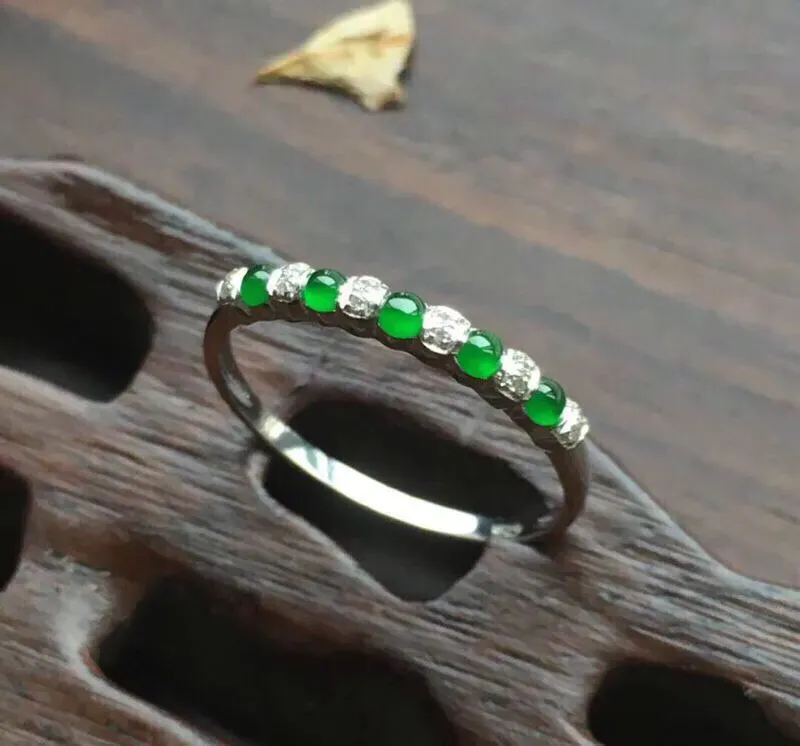 18K金伴钻石镶嵌冰种阳绿戒指，宝贝小巧可爱，可以做尾戒佩戴，一排加起来尺寸：16.5，单个蛋面2.1、内圈直径17。