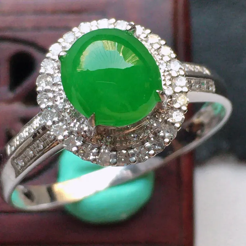 翡翠17圈18k金伴钻镶嵌满绿蛋面戒指，玉质莹润，佩戴佳品，内径：17.3mm（可免费改圈口大小），整体尺寸:10.4*9.8*7.8mm，裸石尺寸 ：6.6*6*3mm，重1.80克