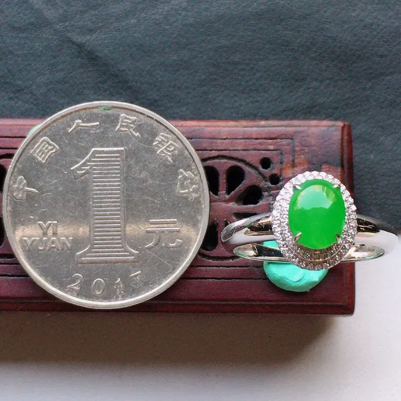 翡翠16圈18k金伴钻镶嵌满绿蛋面戒指，玉质莹润，佩戴佳品，内径：16.8mm（可免费改圈口大小），整体尺寸:10.2*8.5*8mm，裸石尺寸 ：6.9*5.6*4mm，重2.02克