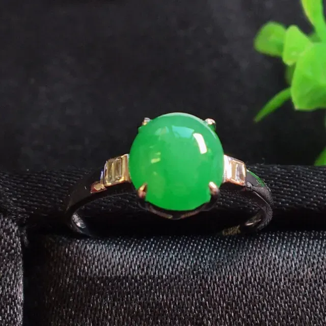 好漂亮的绿旦戒指，色阳，水润，饱满，18k金伴靓钻镶嵌，尺寸8.1*7.6*7.0mm，非常大气，简约美耐看，送礼或自留佳选，值得拥有 ．
