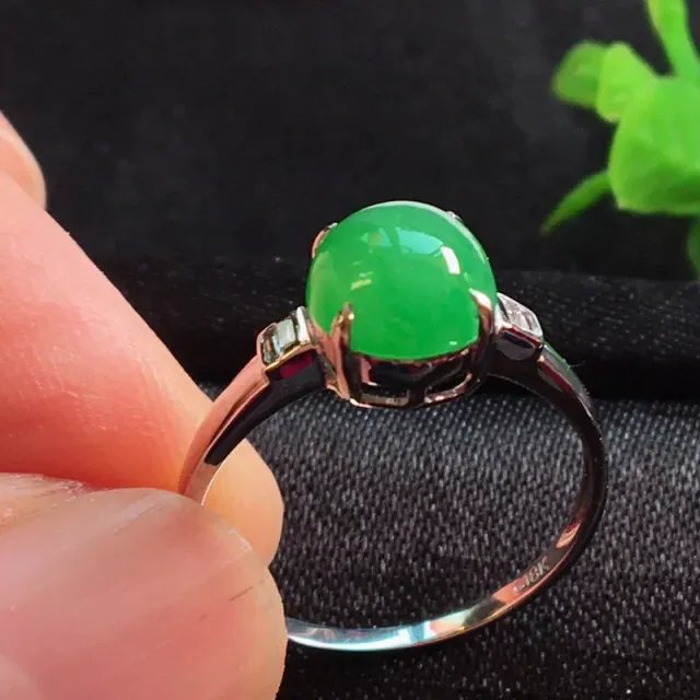 好漂亮的绿旦戒指，色阳，水润，饱满，18k金伴靓钻镶嵌，尺寸8.1*7.6*7.0mm，非常大气，简约美耐看，送礼或自留佳选，值得拥有 ．