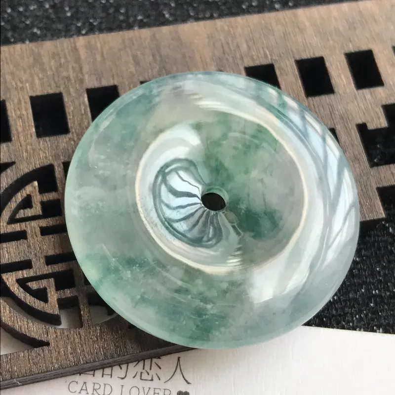 【编号:md203,翡翠A货,飘花平安扣吊坠,尺寸:32.2*5.5mm】图2