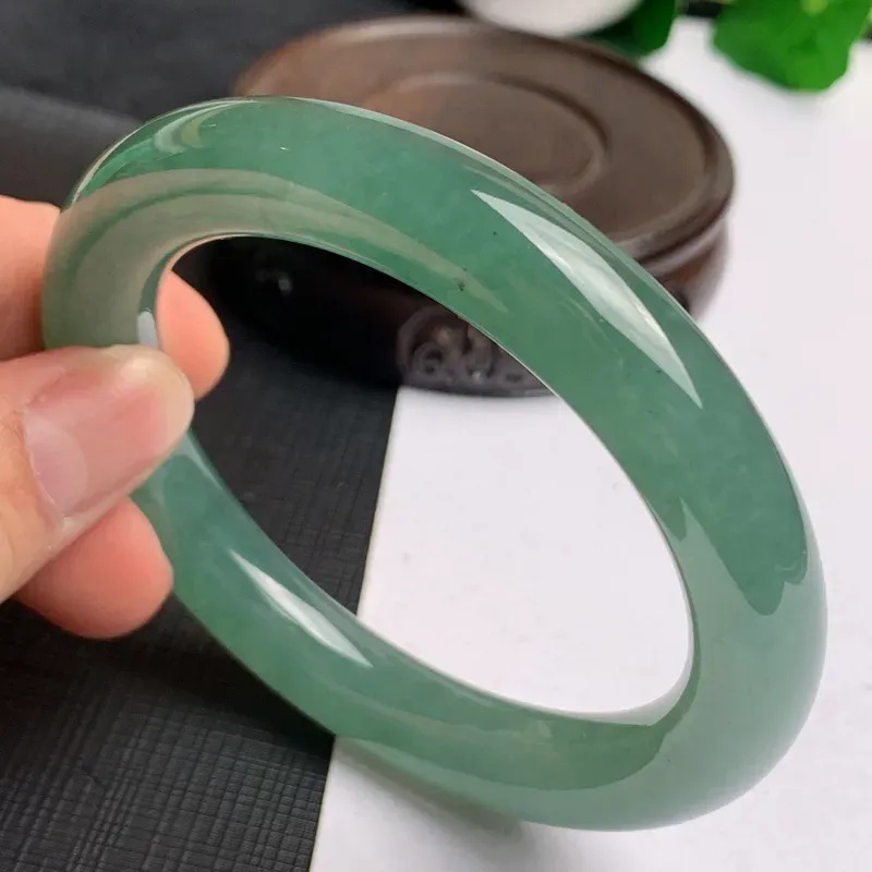 【缅甸a货翡翠,水润满色圆条手镯58.5mm,玉质细腻,色彩艳丽,秀气圆润,条形大方得体,佩戴效果好】图2