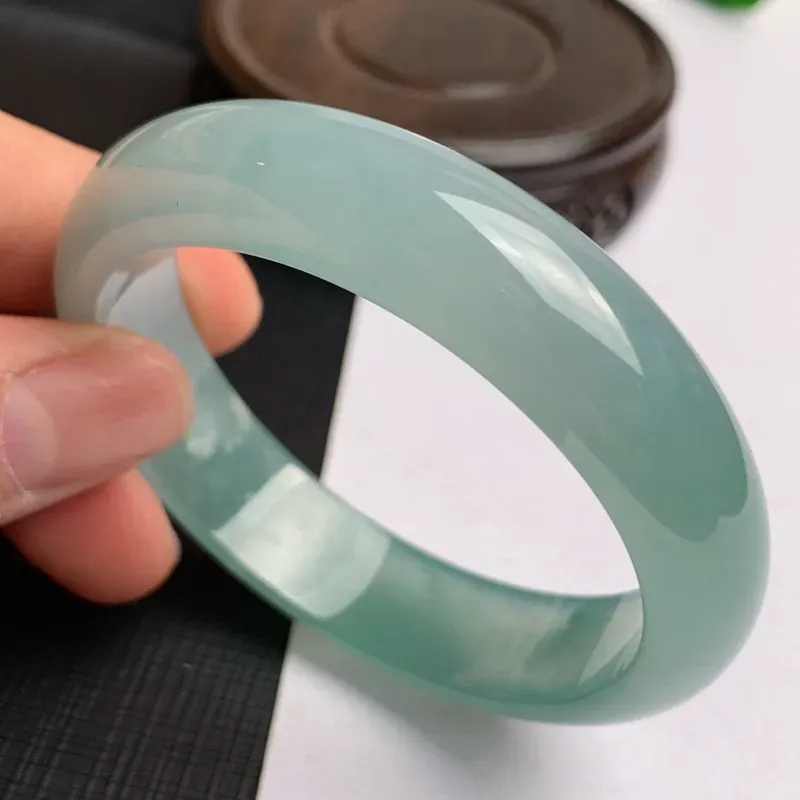 【缅甸a货翡翠,水润满色正圈手镯55.3mm,玉质细腻,色彩迷人,水润透亮,条形大方得体,佩戴效果好】图3