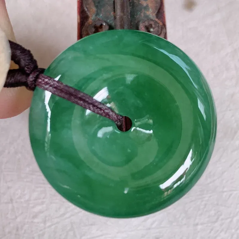【满绿平安扣翡翠吊坠,【自然光拍摄】冰润精美,玉质细腻,种水足,工艺精湛 ,#60尺寸24.2*5.5】图7