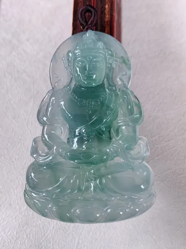 【大件老坑冰度母观音翡翠挂件,【自然光实拍】,法相庄严,灵华自然。度母是观世音菩萨的化身,度母的造像跟观音一样,是很考验师傅的雕工和底蕴的,头戴宝冠,面容姣好,体态腴美。 整体非常之灵韵,气度非凡。佩戴效果优雅迷人,性价比超值!#60尺寸54.2*36*5.5】图3