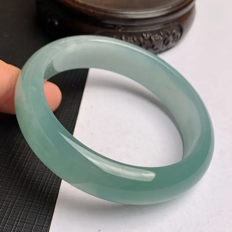 【缅甸a货翡翠,水润满色正圈手镯55.3mm,玉质细腻,色彩迷人,水润透亮,条形大方得体,佩戴效果好】图8