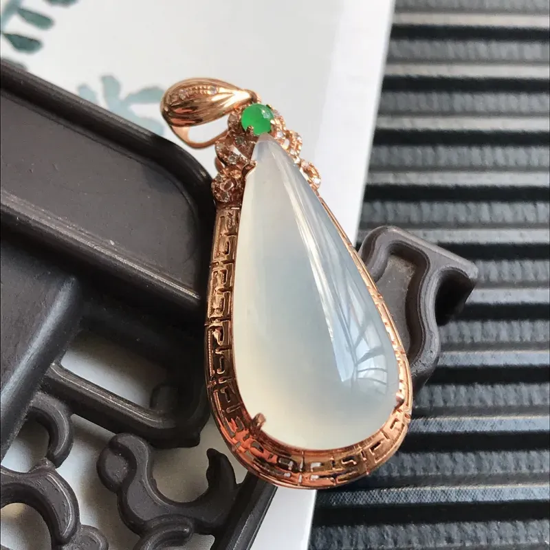 【编号590翡翠A货18k金伴钻种水好水滴吊坠,裸石尺寸20.8*9.8*4.0mm,包金尺寸31.7*12.7*7.2mm】图2