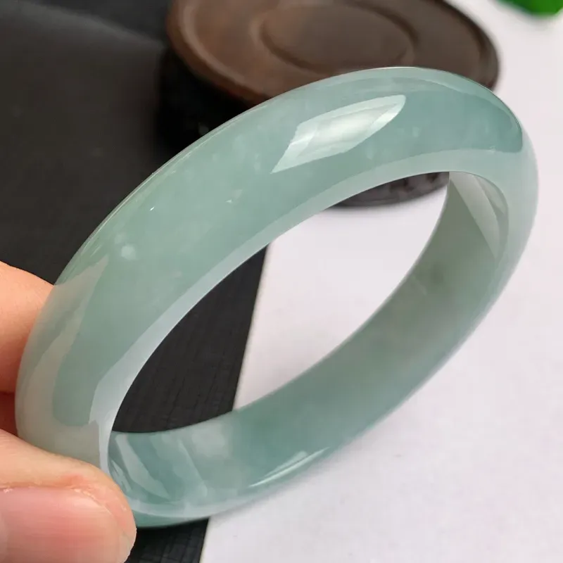 【缅甸a货翡翠,水润满色正圈手镯57.8mm,玉质细腻,色彩艳丽,水润秀气,条形大方得体,佩戴效果好】图5
