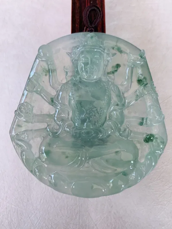 【冰飘花千手观音翡翠挂件,【自然光拍摄】形体饱满圆润,厚装大件,冰胶感十足,荧光强烈,高性价比,值得入手。#60'23尺寸57.5*55.5*6~】图8