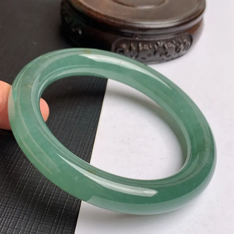【缅甸a货翡翠,水润满色圆条手镯58.5mm,玉质细腻,色彩艳丽,秀气圆润,条形大方得体,佩戴效果好】图8