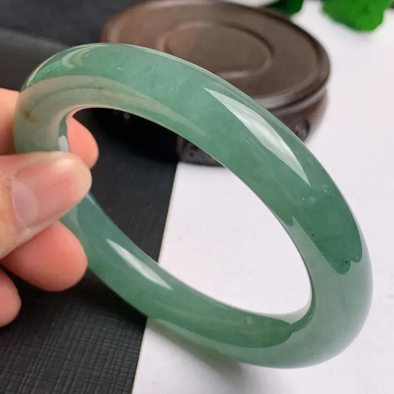【缅甸a货翡翠,水润满色圆条手镯58.5mm,玉质细腻,色彩艳丽,秀气圆润,条形大方得体,佩戴效果好】图6