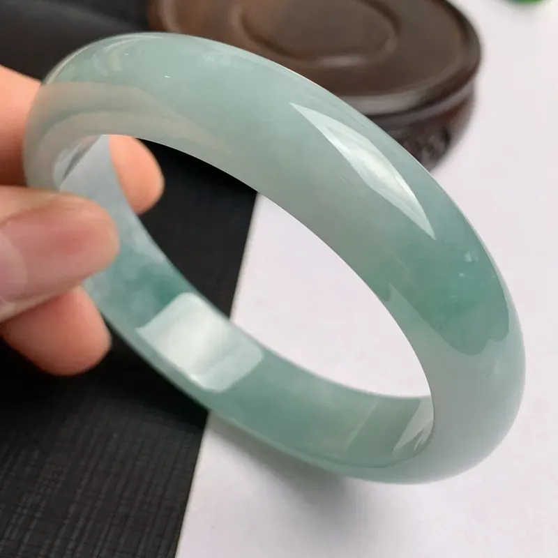 【缅甸a货翡翠,水润满色正圈手镯57.8mm,玉质细腻,色彩艳丽,水润秀气,条形大方得体,佩戴效果好】图3