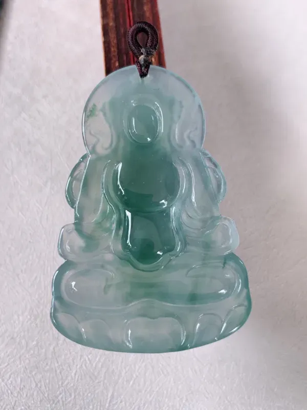 【大件老坑冰度母观音翡翠挂件,【自然光实拍】,法相庄严,灵华自然。度母是观世音菩萨的化身,度母的造像跟观音一样,是很考验师傅的雕工和底蕴的,头戴宝冠,面容姣好,体态腴美。 整体非常之灵韵,气度非凡。佩戴效果优雅迷人,性价比超值!#60尺寸54.2*36*5.5】图7