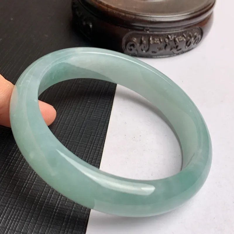 【缅甸a货翡翠,水润满色正圈手镯57.8mm,玉质细腻,色彩艳丽,水润秀气,条形大方得体,佩戴效果好】图8