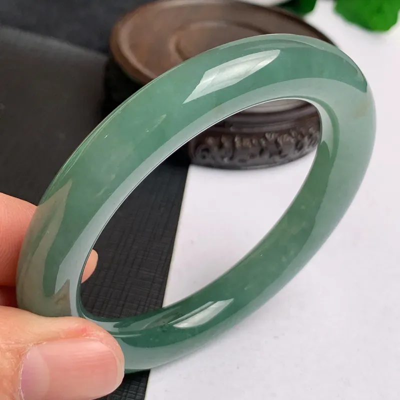 【缅甸a货翡翠,水润满色圆条手镯58.5mm,玉质细腻,色彩艳丽,秀气圆润,条形大方得体,佩戴效果好】图5