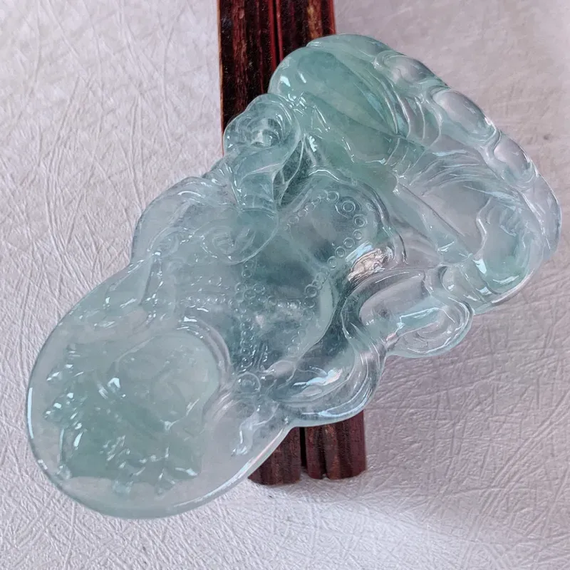 【大件老坑冰度母观音翡翠挂件,【自然光实拍】,法相庄严,灵华自然。度母是观世音菩萨的化身,度母的造像跟观音一样,是很考验师傅的雕工和底蕴的,头戴宝冠,面容姣好,体态腴美。 整体非常之灵韵,气度非凡。佩戴效果优雅迷人,性价比超值!#50.21尺寸60*36*5】图7