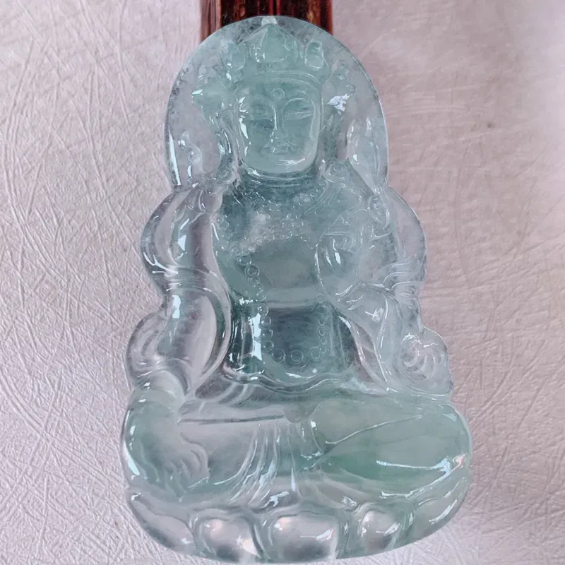 【大件老坑冰度母观音翡翠挂件,【自然光实拍】,法相庄严,灵华自然。度母是观世音菩萨的化身,度母的造像跟观音一样,是很考验师傅的雕工和底蕴的,头戴宝冠,面容姣好,体态腴美。 整体非常之灵韵,气度非凡。佩戴效果优雅迷人,性价比超值!#50.21尺寸60*36*5】图4
