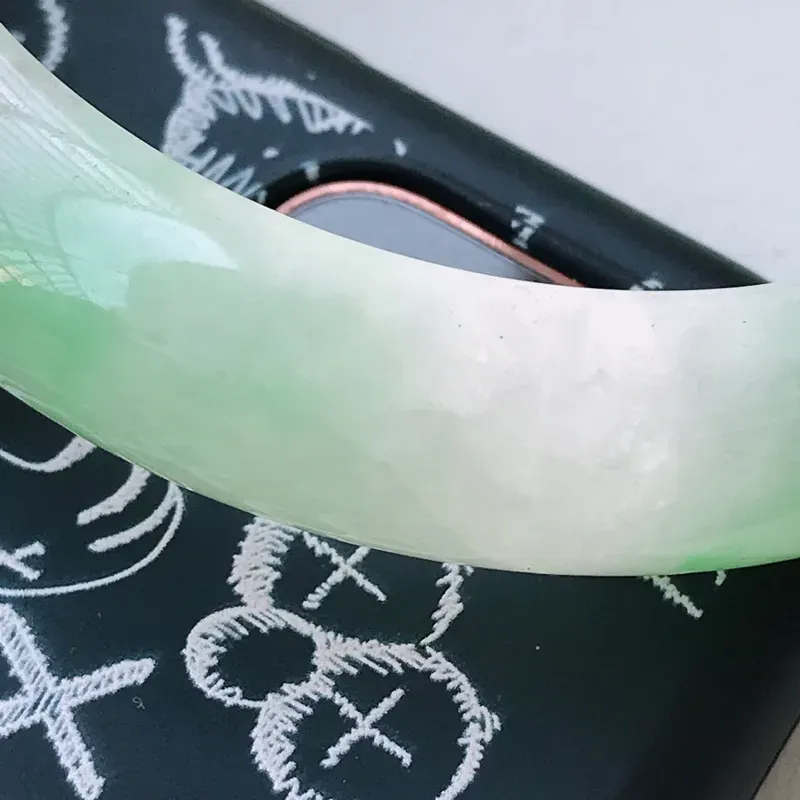 【尺寸:55.6/12.1/8.5mm,天然A货翡翠带绿宽边手镯,编号1.25-ying】图10