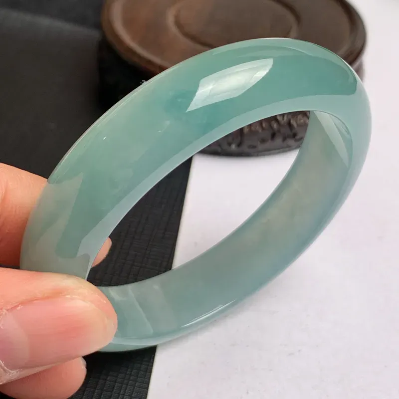 【缅甸a货翡翠,水润满色正圈手镯55.3mm,玉质细腻,色彩迷人,水润透亮,条形大方得体,佩戴效果好】图5