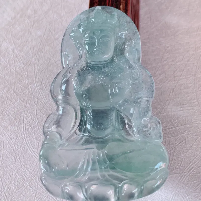 【大件老坑冰度母观音翡翠挂件,【自然光实拍】,法相庄严,灵华自然。度母是观世音菩萨的化身,度母的造像跟观音一样,是很考验师傅的雕工和底蕴的,头戴宝冠,面容姣好,体态腴美。 整体非常之灵韵,气度非凡。佩戴效果优雅迷人,性价比超值!#50.21尺寸60*36*5】图3