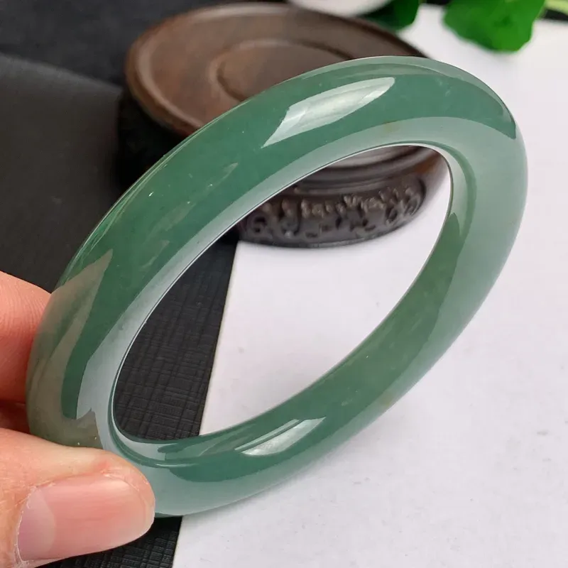 【缅甸a货翡翠,水润满色圆条手镯58.5mm,玉质细腻,色彩艳丽,秀气圆润,条形大方得体,佩戴效果好】图4