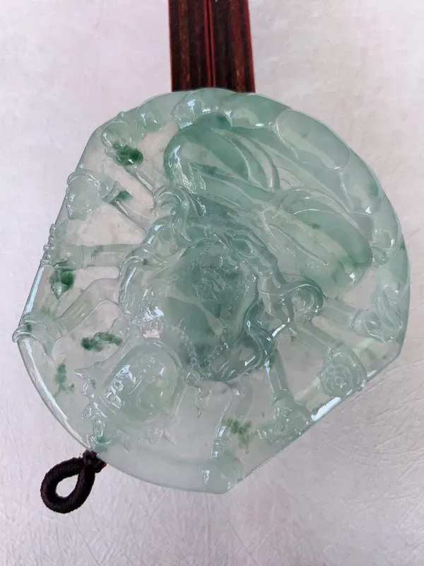 【冰飘花千手观音翡翠挂件,【自然光拍摄】形体饱满圆润,厚装大件,冰胶感十足,荧光强烈,高性价比,值得入手。#60'23尺寸57.5*55.5*6~】图2