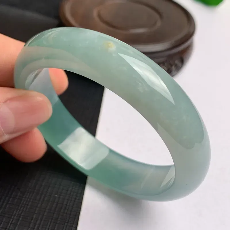 【缅甸a货翡翠,水润满色正圈手镯55.3mm,玉质细腻,色彩迷人,水润透亮,条形大方得体,佩戴效果好】图2