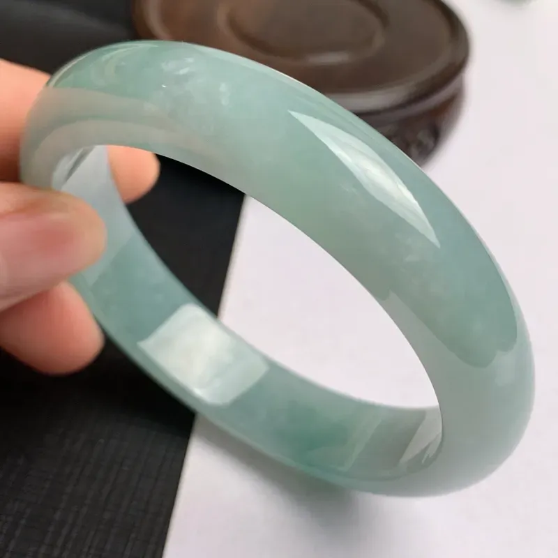 【缅甸a货翡翠,水润满色正圈手镯57.8mm,玉质细腻,色彩艳丽,水润秀气,条形大方得体,佩戴效果好】图2