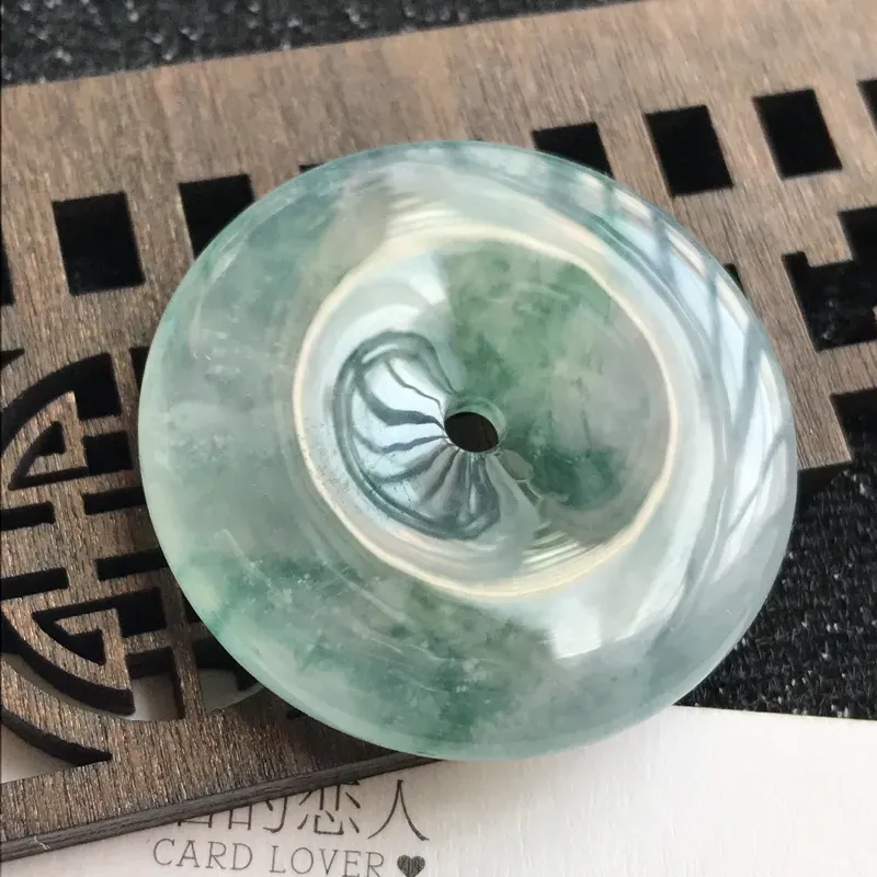 【编号:md203,翡翠A货,飘花平安扣吊坠,尺寸:32.2*5.5mm】图1