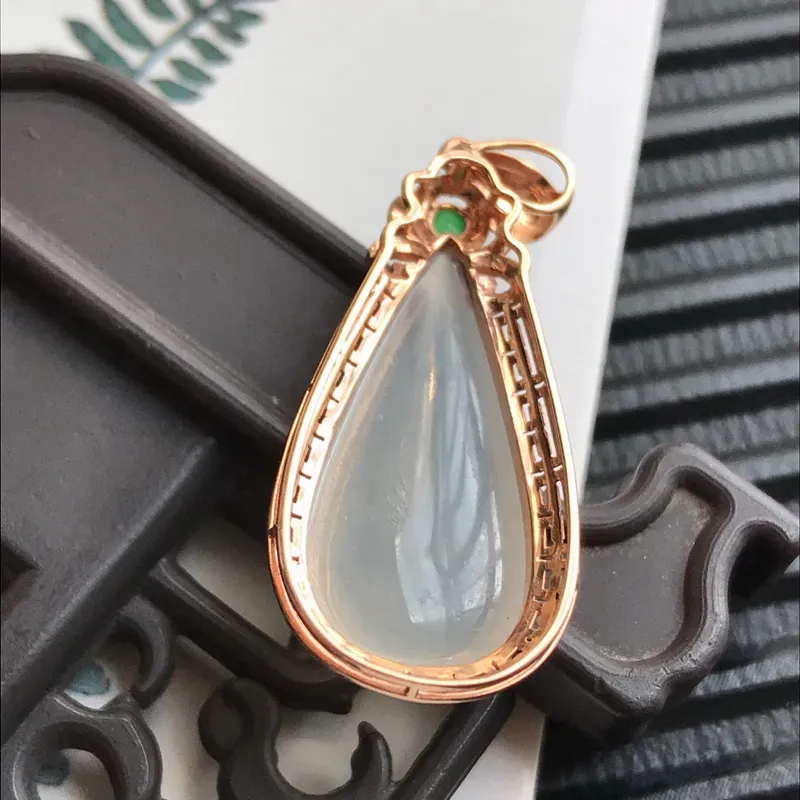 【编号590翡翠A货18k金伴钻种水好水滴吊坠,裸石尺寸20.8*9.8*4.0mm,包金尺寸31.7*12.7*7.2mm】图7