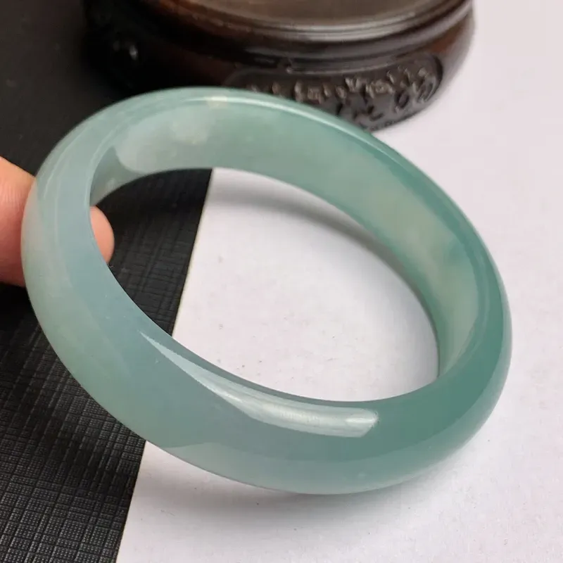 【缅甸a货翡翠,水润满色正圈手镯55.3mm,玉质细腻,色彩迷人,水润透亮,条形大方得体,佩戴效果好】图7
