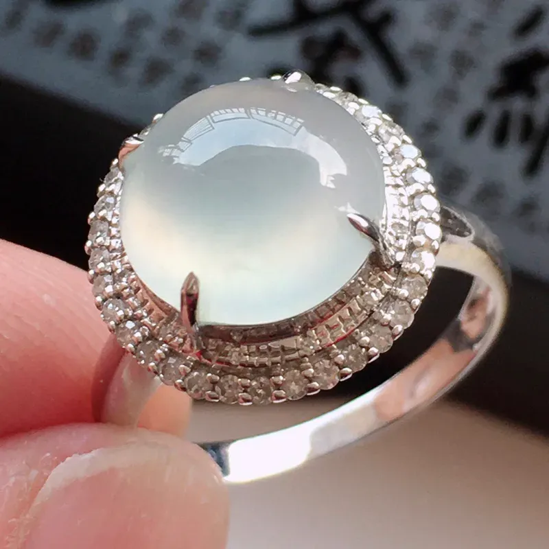 精品翡翠18k镶嵌伴钻戒指，玉质莹润，佩戴效果更美，尺寸：内径：17.1MM，整体尺寸：14.2*14*10MM，裸石尺寸：10.1*10*4MM，整体货品质量：3.2g