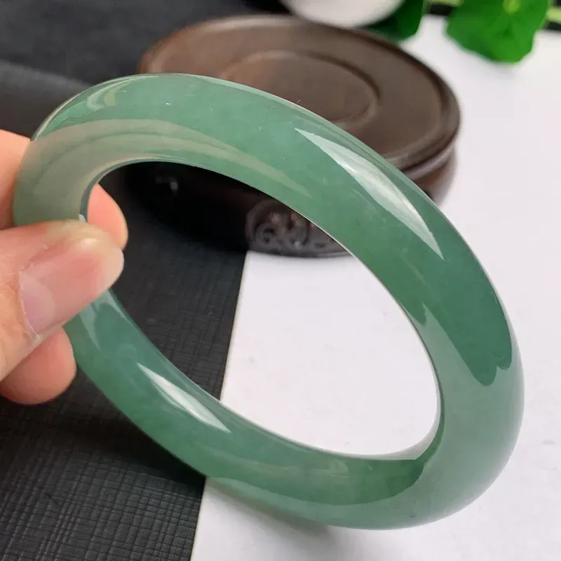 【缅甸a货翡翠,水润满色圆条手镯58.5mm,玉质细腻,色彩艳丽,秀气圆润,条形大方得体,佩戴效果好】图1