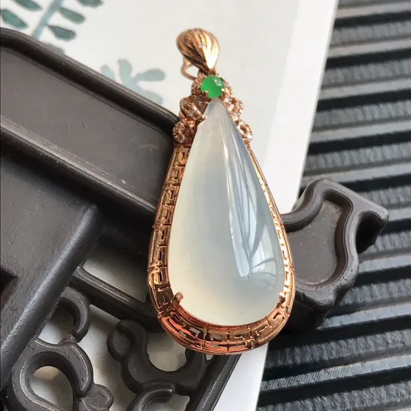 【编号590翡翠A货18k金伴钻种水好水滴吊坠,裸石尺寸20.8*9.8*4.0mm,包金尺寸31.7*12.7*7.2mm】图4