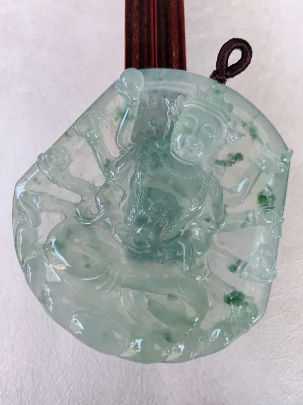 【冰飘花千手观音翡翠挂件,【自然光拍摄】形体饱满圆润,厚装大件,冰胶感十足,荧光强烈,高性价比,值得入手。#60'23尺寸57.5*55.5*6~】图4