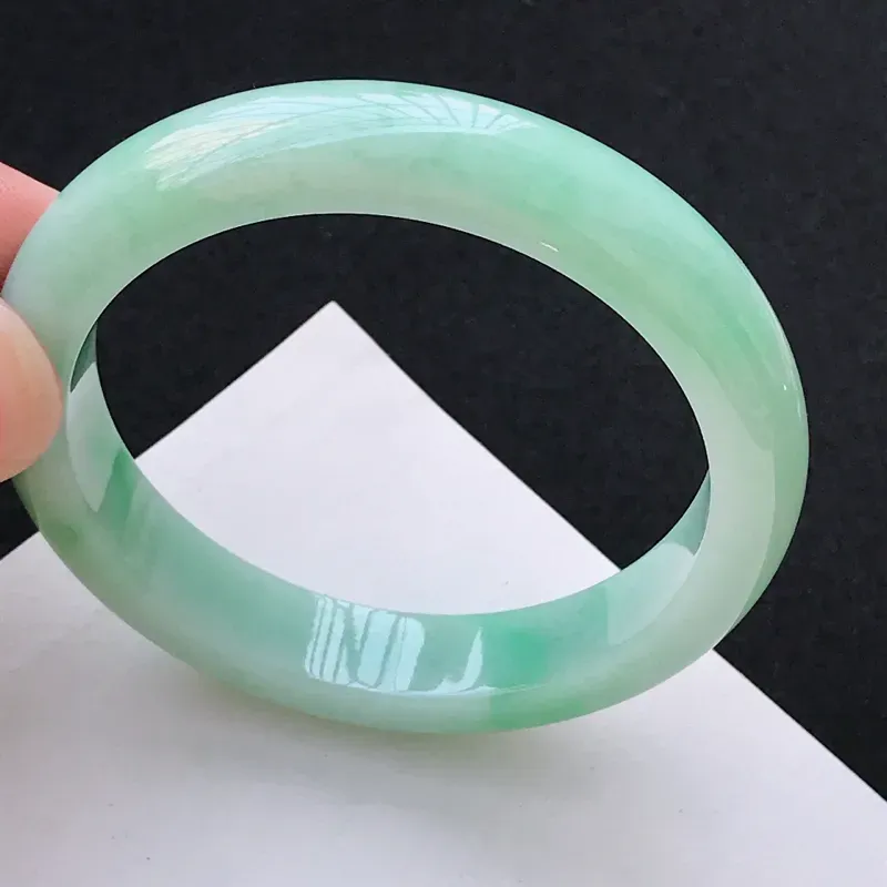 【尺寸:59.6/12.5/8.5mm,天然A货翡翠带绿宽边手镯,编号1.25-ying】图3