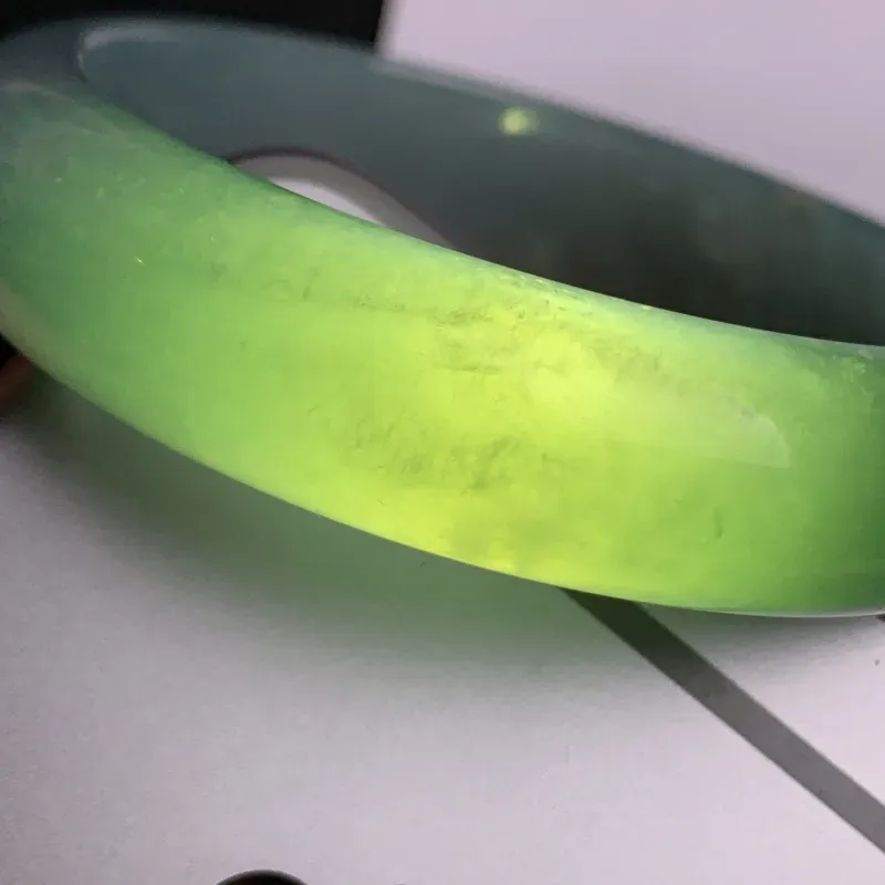 【缅甸a货翡翠,水润满色正圈手镯55.3mm,玉质细腻,色彩迷人,水润透亮,条形大方得体,佩戴效果好】图10