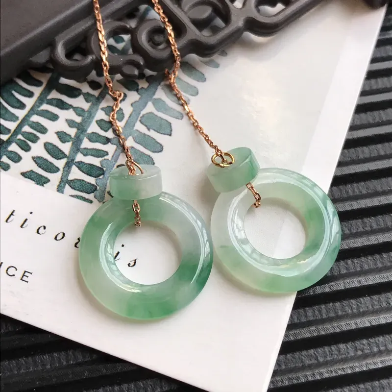 【编号590翡翠A货18k金飘绿平安环耳坠,裸石尺寸15.9*3.0mm,包金尺寸88.8*15.9*3.0mm】图6