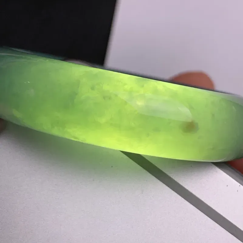 【缅甸a货翡翠,水润满色正圈手镯55.3mm,玉质细腻,色彩迷人,水润透亮,条形大方得体,佩戴效果好】图9