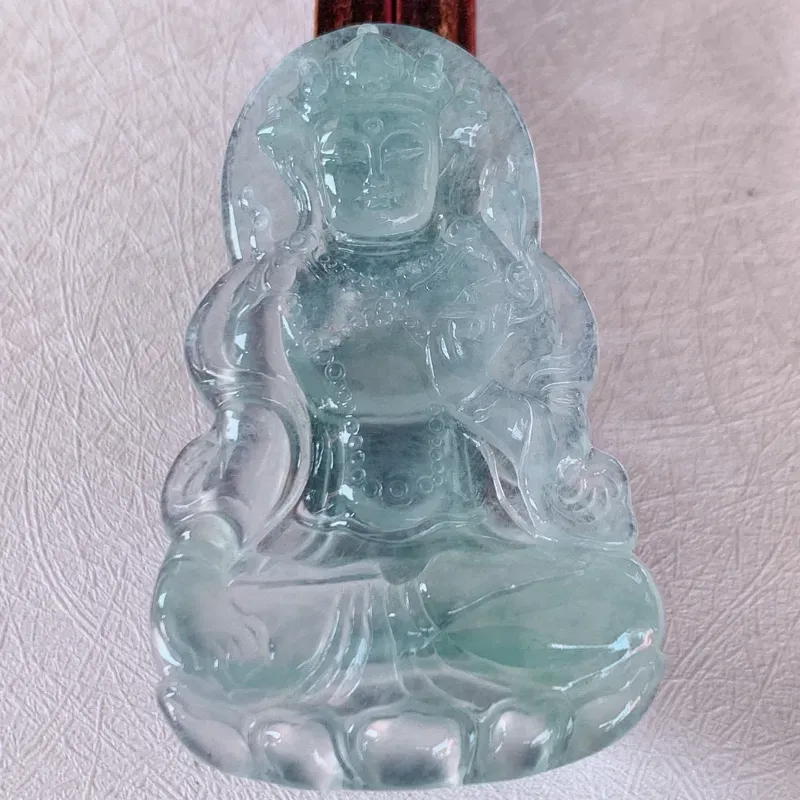 【大件老坑冰度母观音翡翠挂件,【自然光实拍】,法相庄严,灵华自然。度母是观世音菩萨的化身,度母的造像跟观音一样,是很考验师傅的雕工和底蕴的,头戴宝冠,面容姣好,体态腴美。 整体非常之灵韵,气度非凡。佩戴效果优雅迷人,性价比超值!#50.21尺寸60*36*5】图1