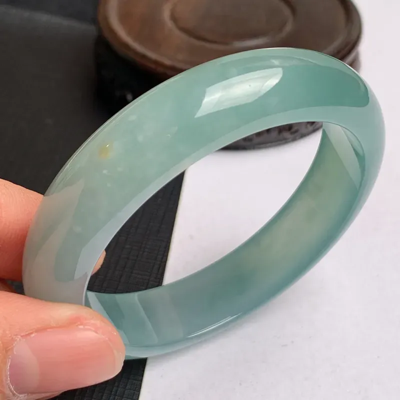 【缅甸a货翡翠,水润满色正圈手镯55.3mm,玉质细腻,色彩迷人,水润透亮,条形大方得体,佩戴效果好】图4