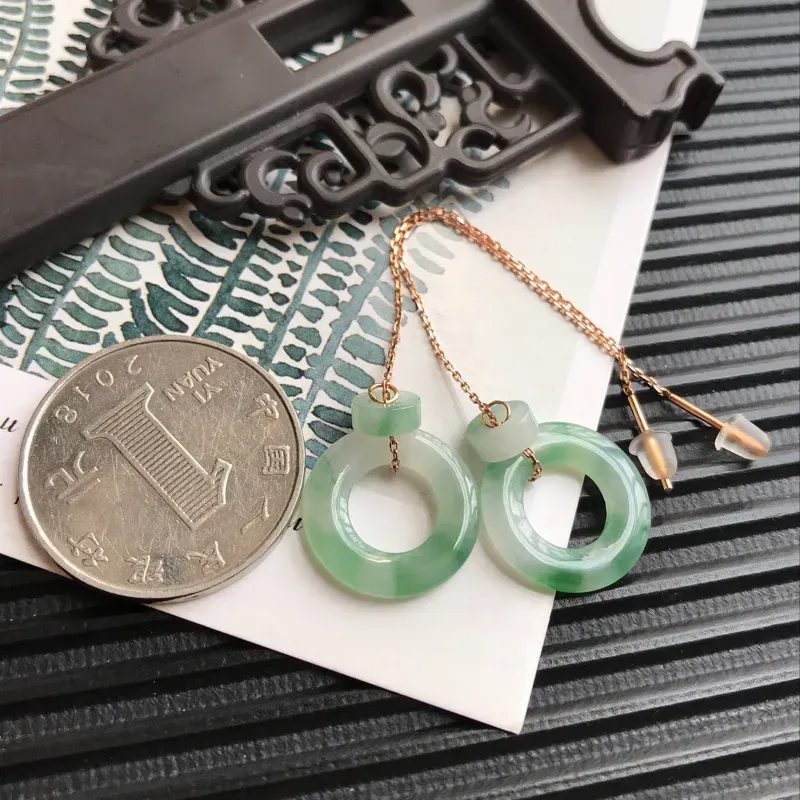 【编号590翡翠A货18k金飘绿平安环耳坠,裸石尺寸15.9*3.0mm,包金尺寸88.8*15.9*3.0mm】图9