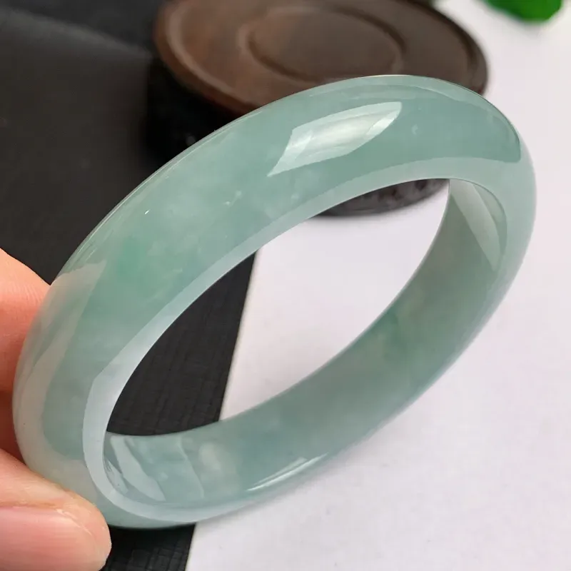 【缅甸a货翡翠,水润满色正圈手镯57.8mm,玉质细腻,色彩艳丽,水润秀气,条形大方得体,佩戴效果好】图4