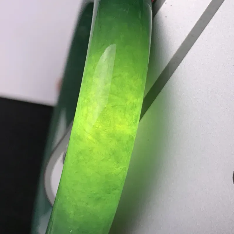 【缅甸a货翡翠,水润满色圆条手镯58.5mm,玉质细腻,色彩艳丽,秀气圆润,条形大方得体,佩戴效果好】图10