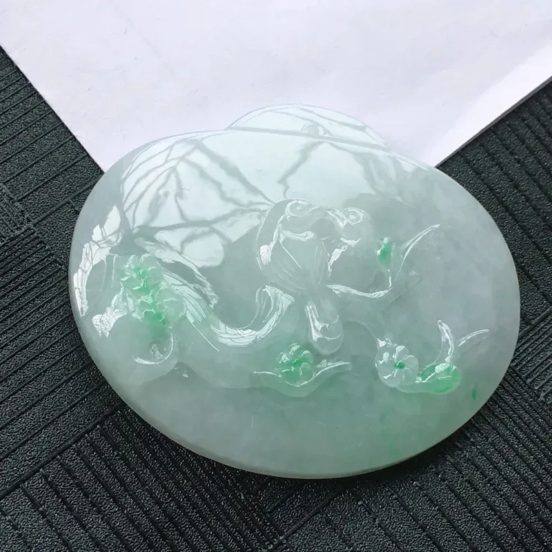 【翡翠飘绿喜上眉梢吊坠,水头好,玉质细腻温润,颜色漂亮。】图2