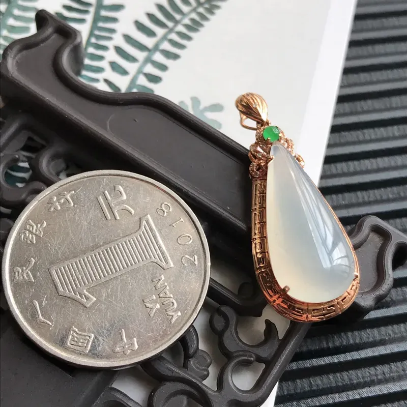 【编号590翡翠A货18k金伴钻种水好水滴吊坠,裸石尺寸20.8*9.8*4.0mm,包金尺寸31.7*12.7*7.2mm】图9
