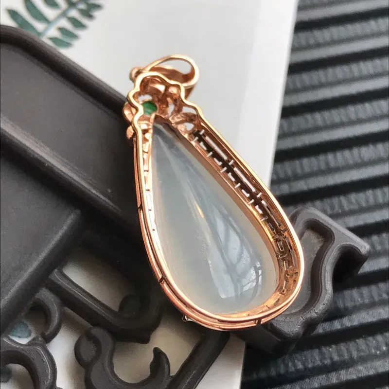 【编号590翡翠A货18k金伴钻种水好水滴吊坠,裸石尺寸20.8*9.8*4.0mm,包金尺寸31.7*12.7*7.2mm】图8