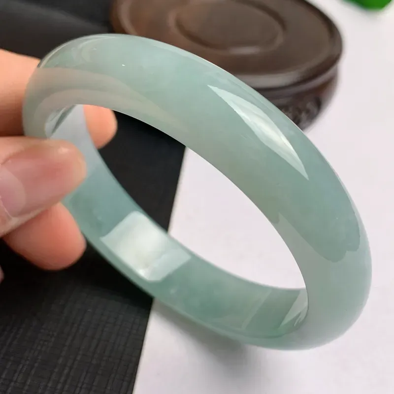 【缅甸a货翡翠,水润满色正圈手镯57.8mm,玉质细腻,色彩艳丽,水润秀气,条形大方得体,佩戴效果好】图6