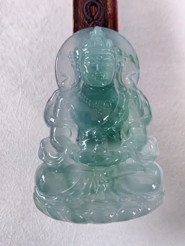 【大件老坑冰度母观音翡翠挂件,【自然光实拍】,法相庄严,灵华自然。度母是观世音菩萨的化身,度母的造像跟观音一样,是很考验师傅的雕工和底蕴的,头戴宝冠,面容姣好,体态腴美。 整体非常之灵韵,气度非凡。佩戴效果优雅迷人,性价比超值!#60尺寸54.2*36*5.5】图5